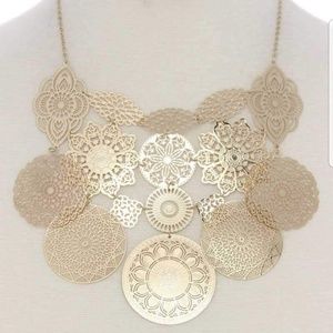 Filigree geometric shape linked short necklace
